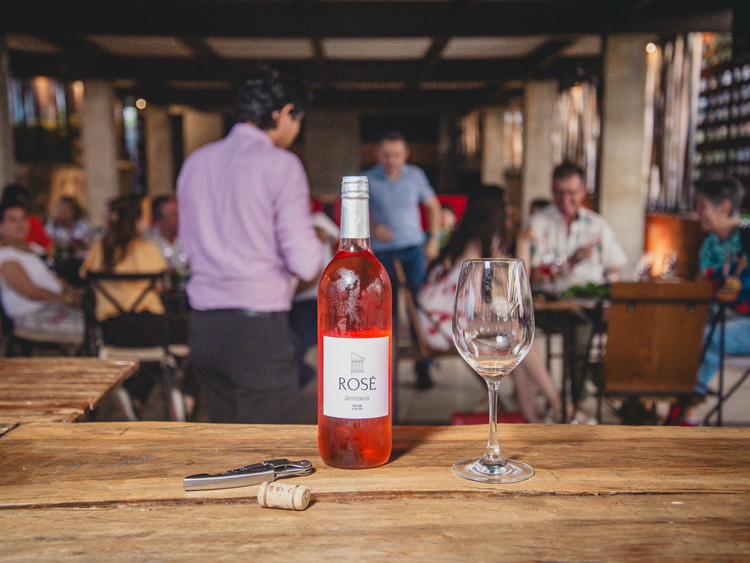 Maridaje perfecto: Nuestro vino rosé con platos típicos del Huila