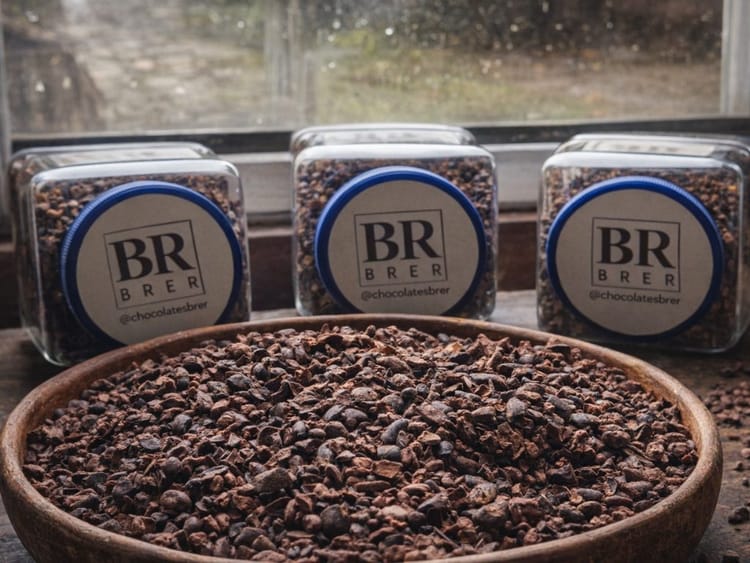 Frascos de nibs de cacao y un plato lleno de nibs