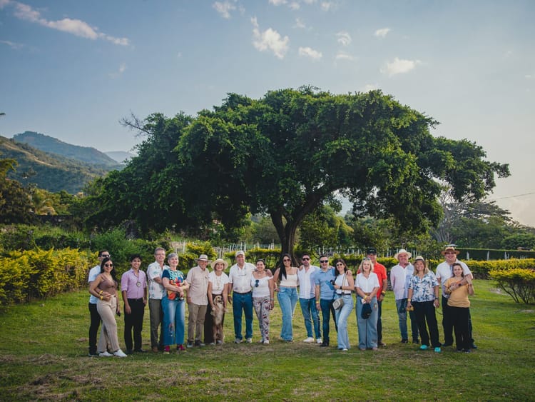 Grupo de visitantes en Finca Termópilas con las montañas del Huila al fondo