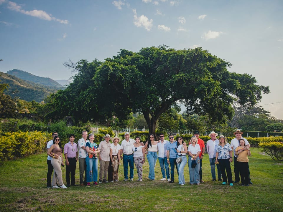 Grupo de visitantes en Finca Termópilas con las montañas del Huila al fondo