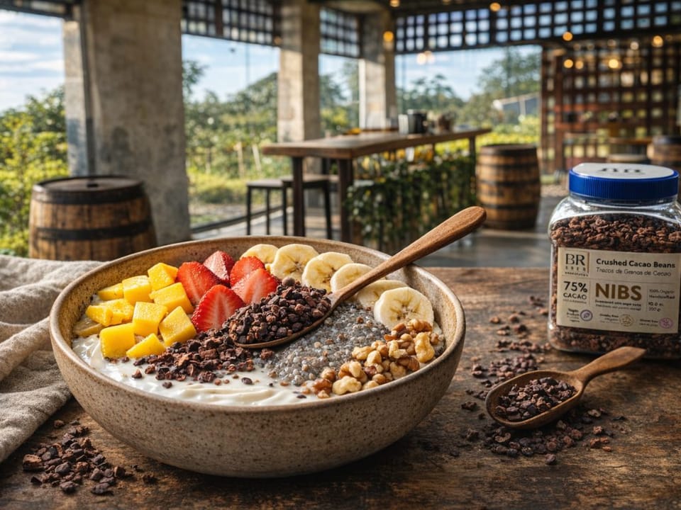 Bowl de yogur con frutas y nibs de cacao junto a un frasco de nibs